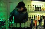 O barman do Glaciobar serve aos seus clientes, em El Calafate, no sul da Argentina